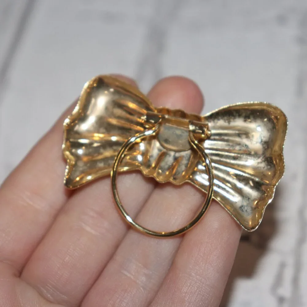 Beautiful vintage gold Bow scarf clip 2.25